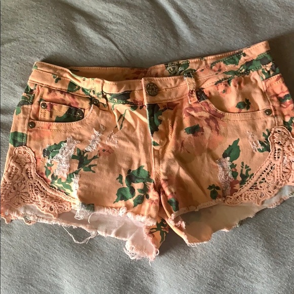 Peach colored floral shorts - Picture 1 of 3